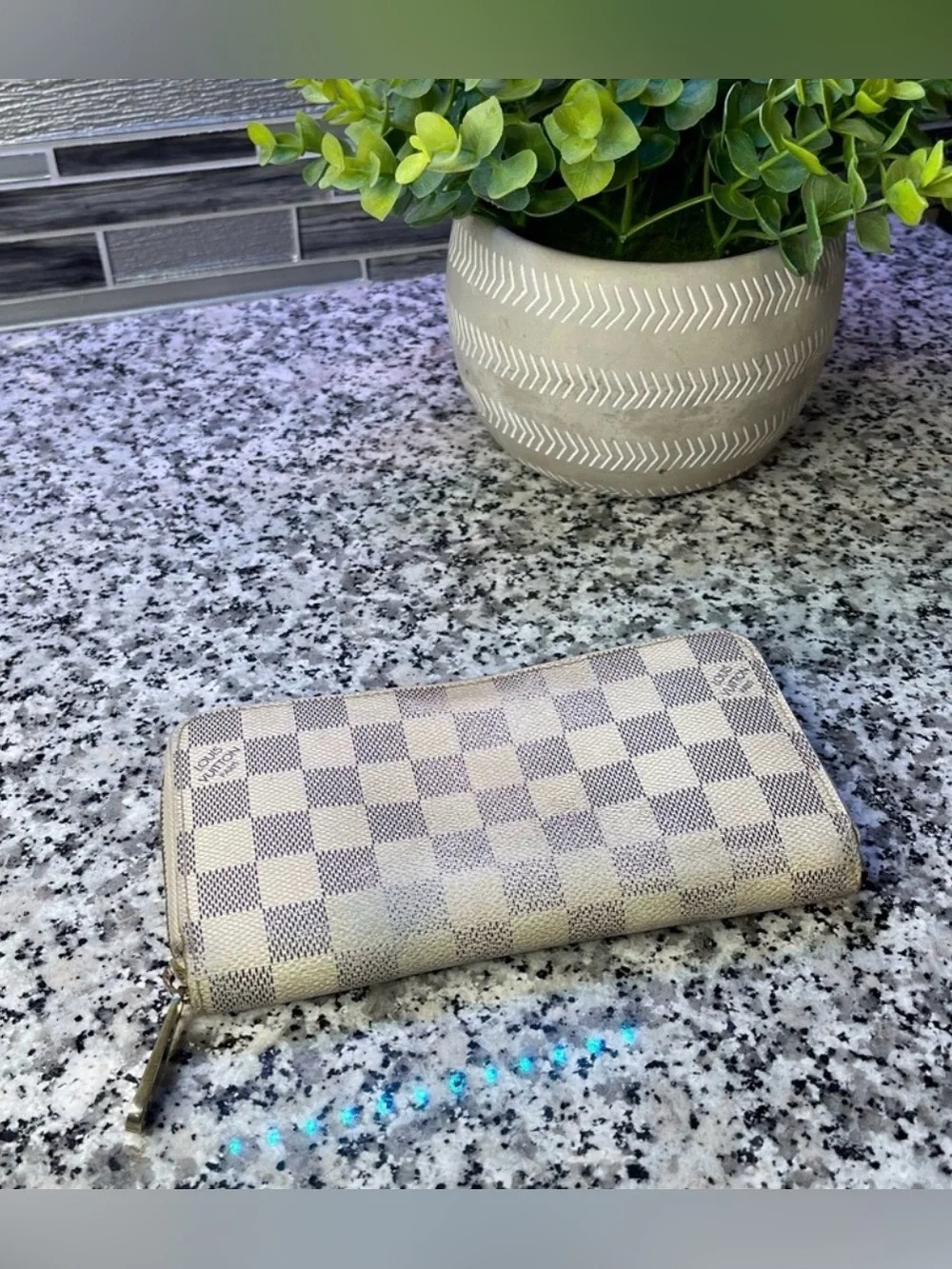 Louis Vuitton Damier Beige/Cream Zippy Wallet Interior with Gold Hardware